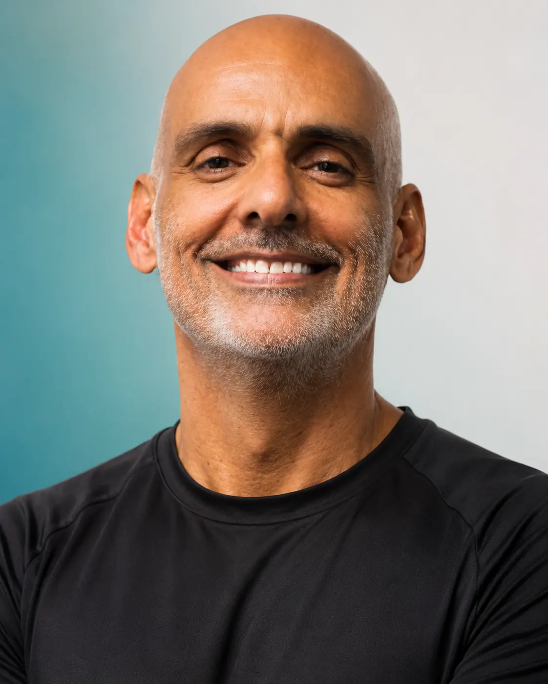 Retrato profissional de Victor Guilherme com sorriso, visual humano e profissional.