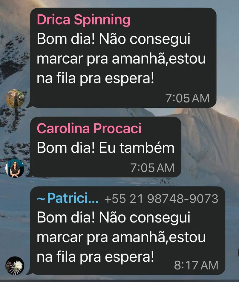 Print real do WhatsApp de Drica, Carolina e Patrícia entrando na fila de espera da aula da manhã.